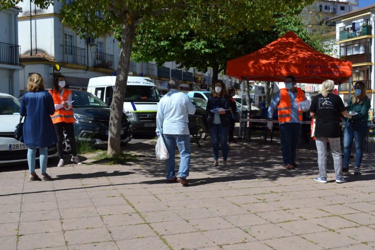 Las mascarillas del Ayuntamiento han llegado este miércoles a las barriadas de San Cristóbal y La Harinera