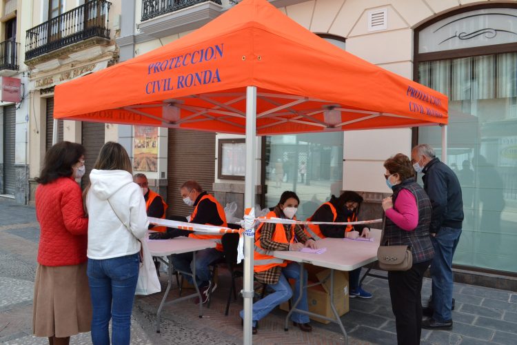 El Ayuntamiento realiza el último reparto de mascarillas en la plaza del Socorro y en la zona alta de San Francisco