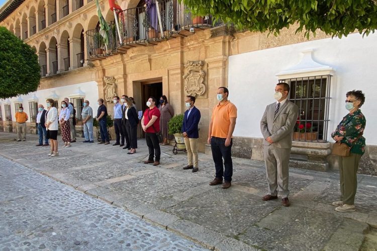 El Ayuntamiento inicia los diez días de luto oficial por las víctimas del coronavirus guardando un minuto de silencio