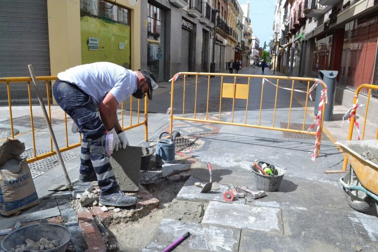 El Ayuntamiento pone a punto la calle de La Bola ante el inminente reinicio de la actividad comercial