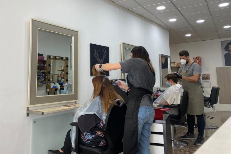 Primer día de desescalada en Ronda: peluquerías con gran demanda mientras que el resto del comercio local ha cerrado por las limitaciones fijadas por el Gobierno