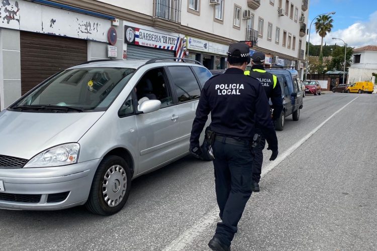 La Policía Local detiene de madrugada a un hombre que empotró su coche contra una fuente superando la tasa permitida de alcoholemia