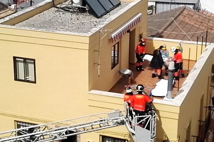 Los bomberos rescatan con una escala a una mujer de 73 años que sufrió una caída en la terraza de su casa