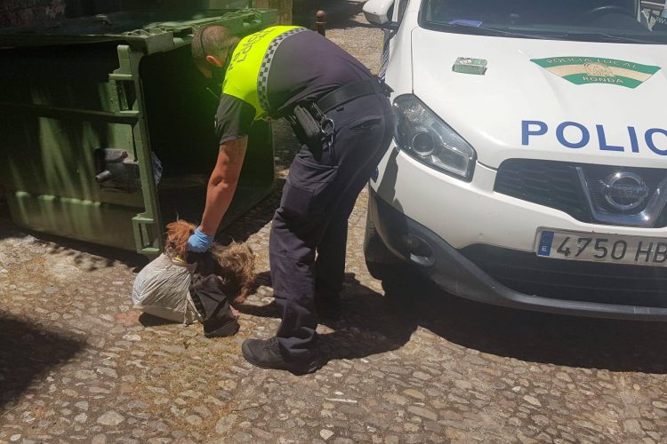 La Policía Local salva la vida a la perrita Dasha que había sido atada a una bolsa de basura y arrojada a un contenedor