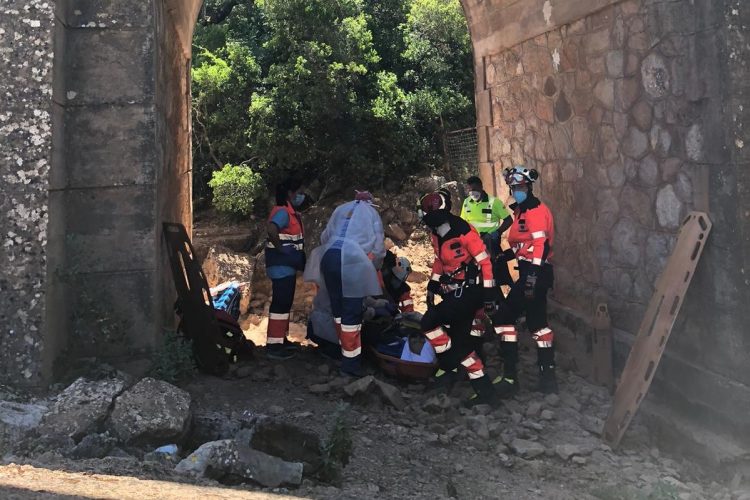 Un motorista resulta herido tras caer al fondo de un puente en la carretera Ronda-El Burgo