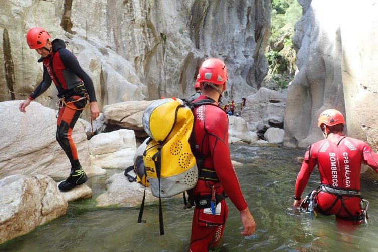 Los bomberos acondicionan el Cañón de las Buitreras para la nueva temporada de barranquismo