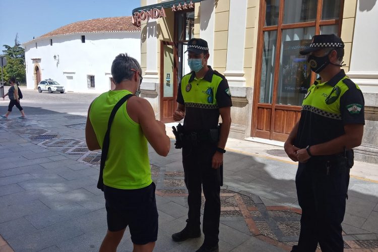 La Policía Local sanciona a veinte personas por no llevar puestas las mascarillas