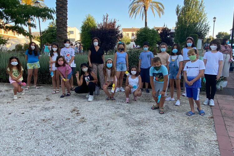 Un fin de curso distinto: alumnos y padres agradecen en una plaza a sus maestros el esfuerzo que han realizado durante el confinamiento