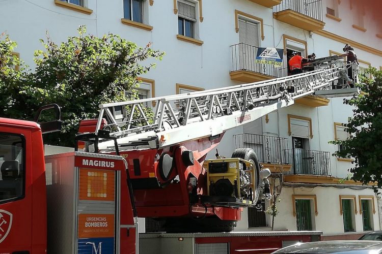 Los bomberos evacuan a una mujer de 83 años que ha sufrido una caída en su domicilio y que quedó inmovilizada