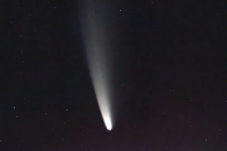 El cometa C/2020 F3 Neowiseb visto al anochecer desde la Serranía de Ronda