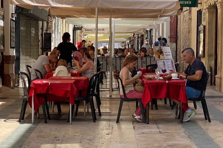 El Ayuntamiento amplía hasta final de año el permiso para que bares y restaurantes aumenten la superficie de sus terrazas