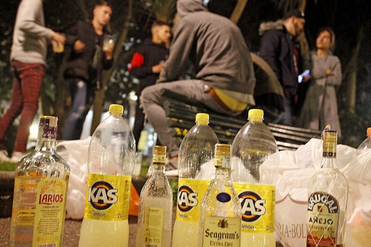 La Policía Local denuncia a 14 jóvenes por realizar un botellón en el Puente de La Ventilla