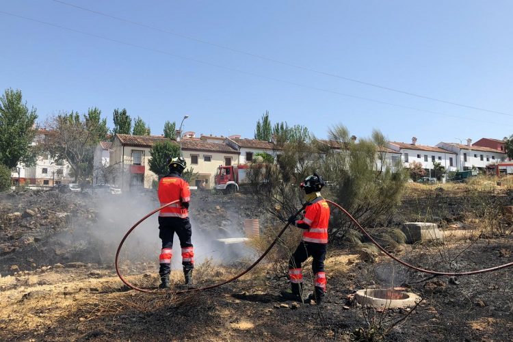Un incendio calcina dos hectáreas de matorral en una zona próxima a la barriada de La Dehesa
