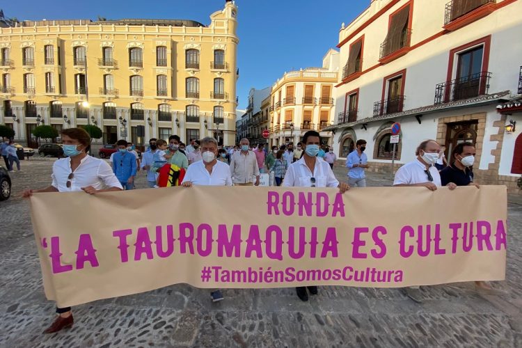 Cientos de aficionados, matadores y novilleros hacen el ‘paseíllo’ por el centro de Ronda en defensa de la cultura del toreo