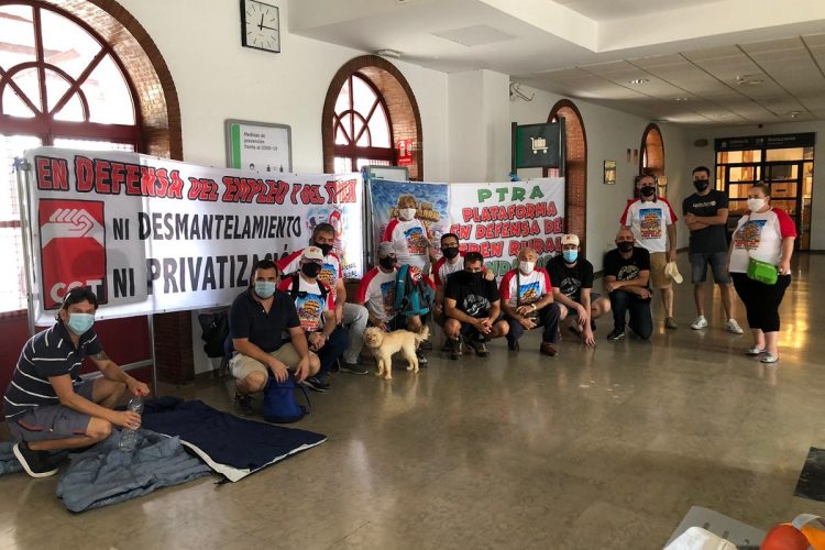 Miembros de la Plataforma en Defensa del Tren Rural protagonizan un encierro en la estación de Ronda para reclamar mejoras en la línea