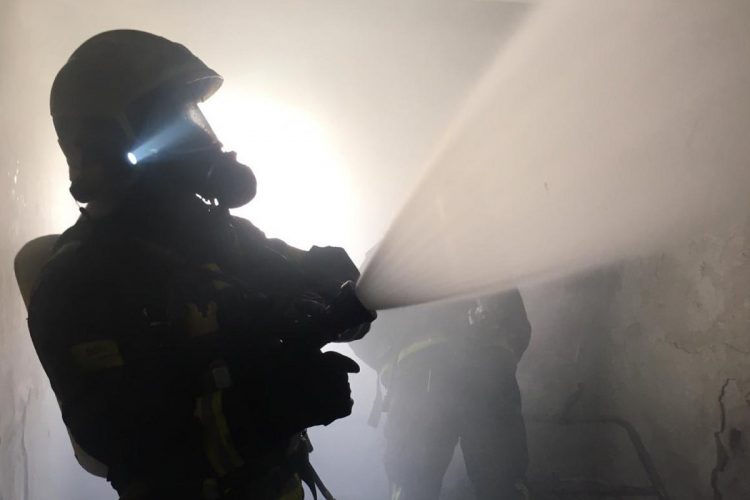 Un joven resulta herido en un incendio declarado en la Dehesa que ha calcinado una vivienda de dos plantas