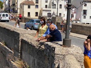 La alcaldesa y el presidente provincial en el Puente Nuevo.