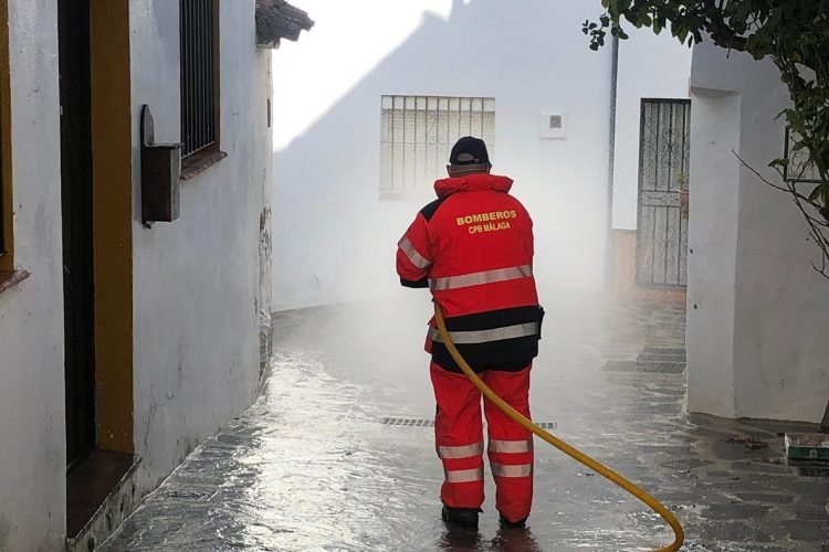 Los bomberos realizan tareas de desinfección en Parauta tras registrarse el primer contagio por Covid en el pueblo