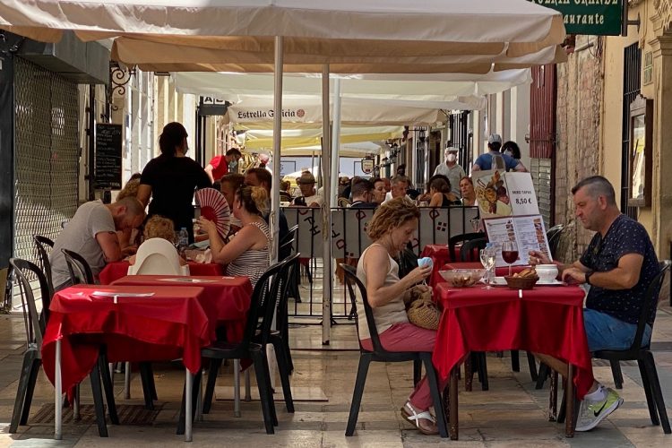 La reapertura en julio de numerosos establecimientos de hostelería hace que el paro baje en Ronda en 115 personas