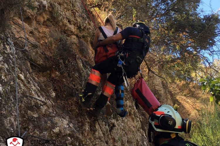 Los bomberos rescatan a dos personas en el fondo del Tajo después de que una de ellas sufriese una lesión en el tobillo y quedase inmovilizada