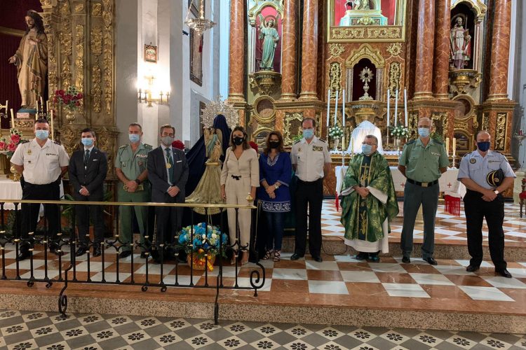 El Huerto entrega a la Policía Nacional una imagen restaurada del Santo Ángel Custodio como reconocimiento a su labor en la pandemia