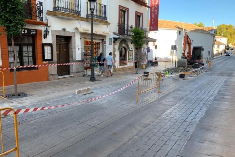 Comienzan los trabajos de reparación de los desperfectos localizados en el primer tramo de la calle Virgen de la Paz