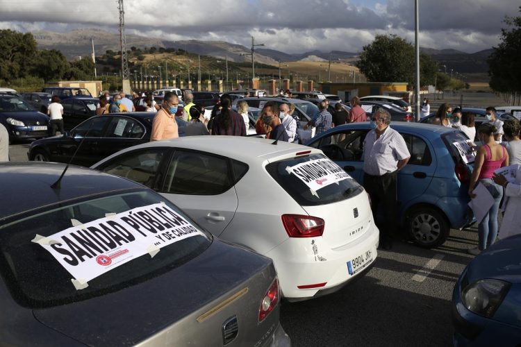 Vecinos de la comarca recorren Ronda en una caravana de coches para exigir mejoras en la sanidad