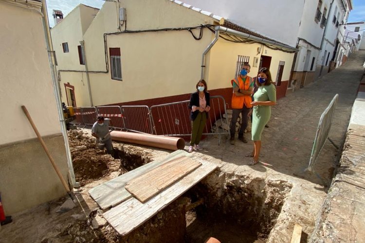 La Concejalía de Obras inicia los trabajos para solventar los problemas de saneamiento en calle Clavel, en Las Peñas