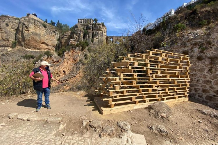 Alumnos de la Escuela de Arquitectura instalan sus diseños de trabajo de fin de máster en el paseo de Albacar