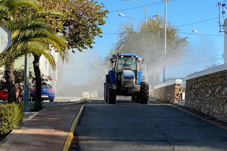 El Ayuntamiento con la colaboración de agricultores de las pedanías pone en marcha otro dispositivo de desinfección de las calles