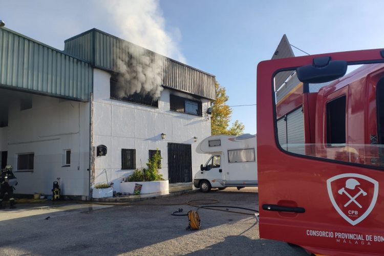 Un incendio calcina las oficinas de una nave industrial de elaboración de pan de Arriate