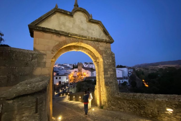 El Ayuntamiento estrena la iluminación artística que ha situado en el Puente Viejo y el Arco de Felipe V