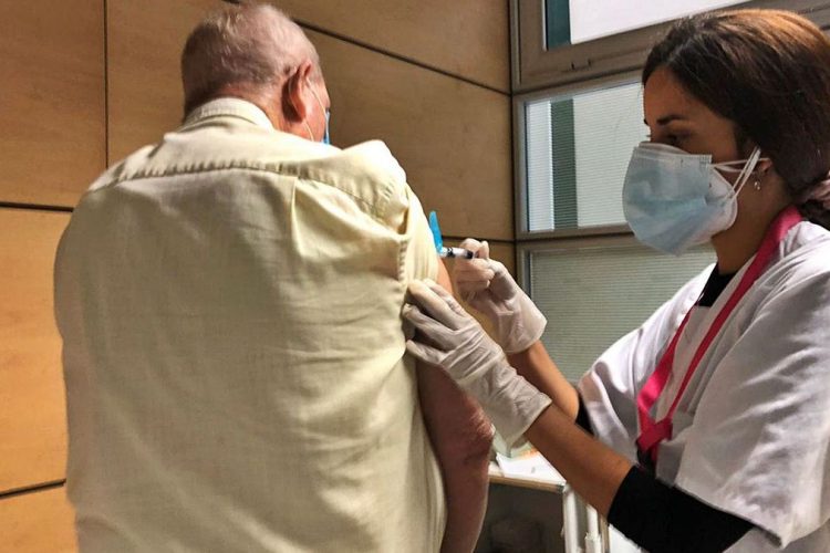 La Consejería de Salud pondrá la vacuna Covid a un amplio colectivo de personas mayores de Ronda