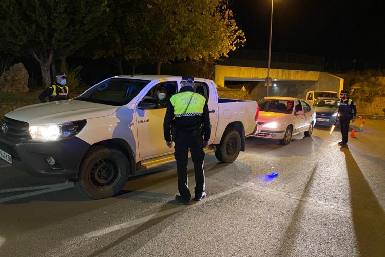 Policías locales y nacionales establecen dispositivos para controlar las entradas y salidas de la ciudad