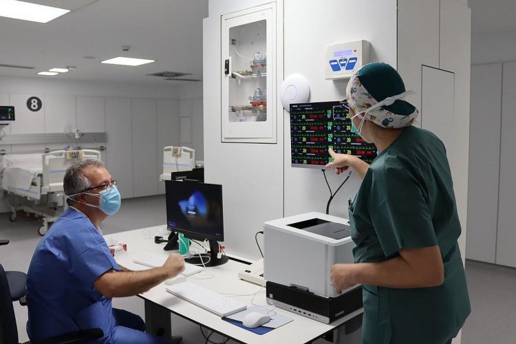 Aumentan los ingresos por Covid en el Hospital donde hay cinco pacientes en planta y uno en la UCI