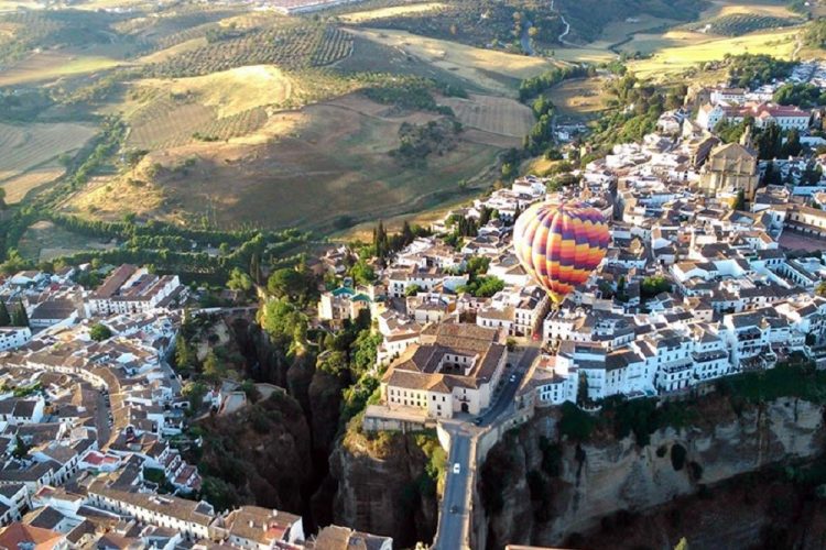 La revista de sociedad ¡Hola! promociona los atractivos de Ronda en su sección de viajes