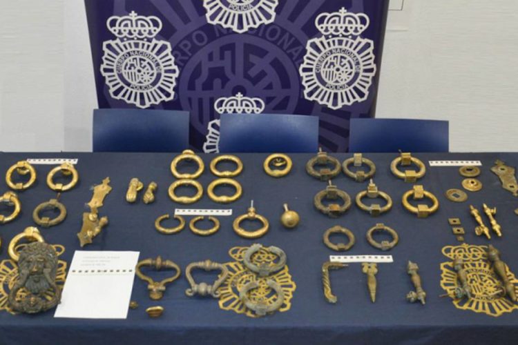 La Policía Nacional recupera 38 llamadores y pomos de bronce robados en puertas de Ronda