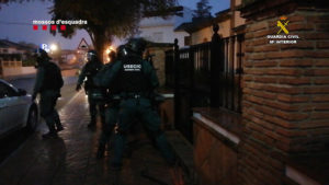 Momento del registro en la vivienda de Ronda.