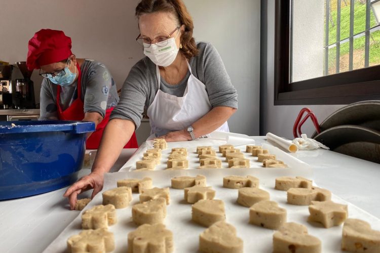 Las mujeres de Genalguacil aprenden a elaborar dulces tradicionales navideños