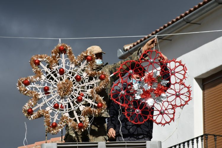 Los vecinos de Cartajima decoran las calles con adornos navideños reciclados