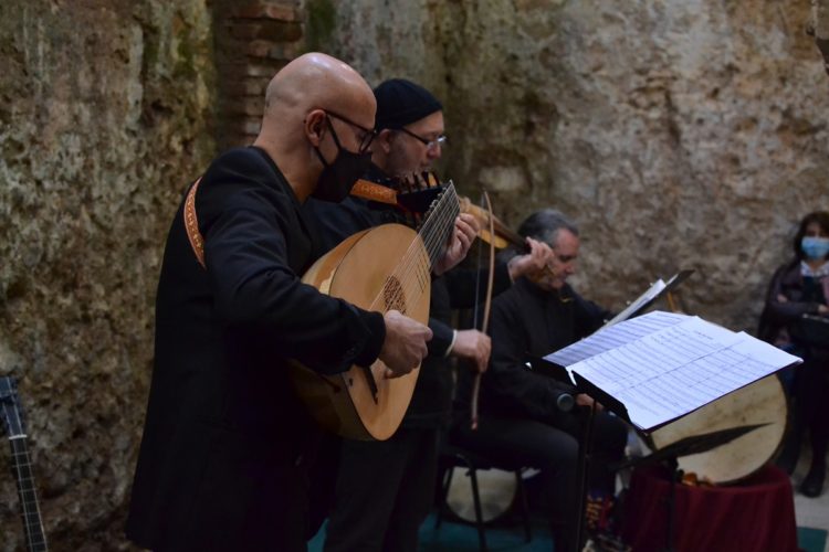 El ‘Trío Marizapalos’ protagoniza el segundo concierto del ciclo ‘6 siglos de música’ que se desarrolla en Los Baños Árabes