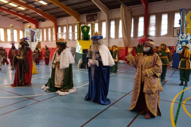 Miles de niños rondeños disfrutan de la Cabalgata de la Ilusión estática con los Reyes Magos de Oriente
