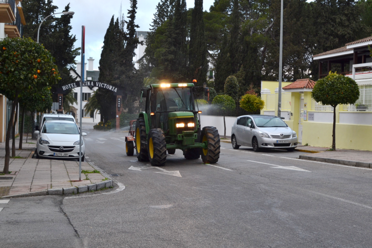 El Ayuntamiento desinfecta las calles, con la colaboración de agricultores, en un nuevo dispositivo anti Covid