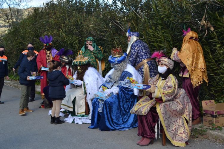 Los Reyes Magos inician su andadura por Ronda visitando a los niños de las pedanías y recogiendo sus cartas
