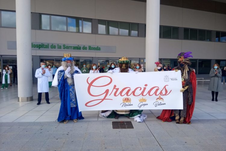Los Reyes Magos ofrecen un homenaje a los sanitarios y a los miembros de los cuerpos de seguridad