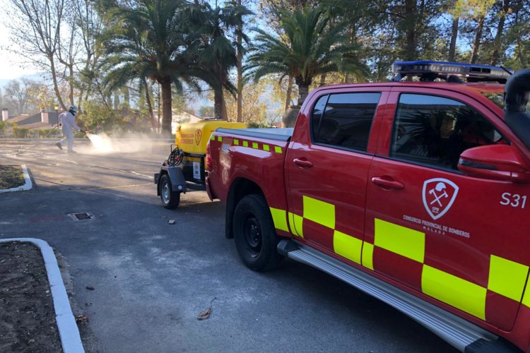 Bomberos de Ronda inician la desinfección de la residencia de ancianos de las Hermanitas de los Pobres tras el brote de Covid detectado