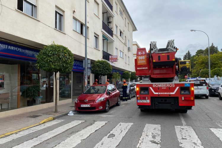 Cuatro personas, entre ellas un menor de 12 años, resultan afectadas en un incendio en un bloque de viviendas de Ronda