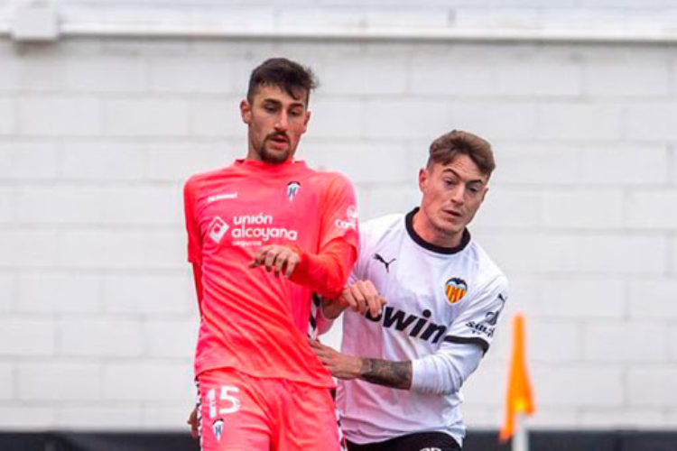 Un futbolista de Cortes de la Frontera, Alejandro Camacho, cumple uno de sus sueños al enfrentarse hoy con el Alcoyano al Real Madrid