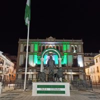 El Círculo de Artistas de Ronda iluminado con los colores de la bandera andaluza.