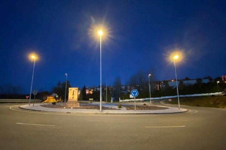 Instalan un nuevo sistema de iluminación en la rotonda de entrada a Ronda por La Dehesa